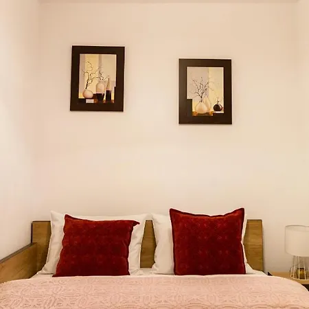 Aries Postavarului דירה *